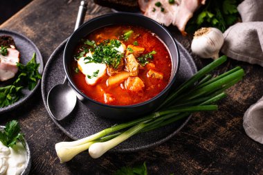 Geleneksel Ukrayna borsch 'u veya ekşi kremalı pancar çorbası