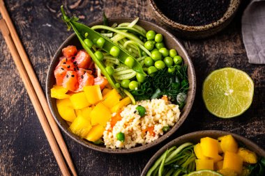 Som balığı ve sebzeli sağlıklı dengeli vejetaryen yemek kasesi.