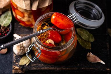 Kavanozda marine edilmiş ev yapımı domates turşusu. Mayalanmış yiyecek.