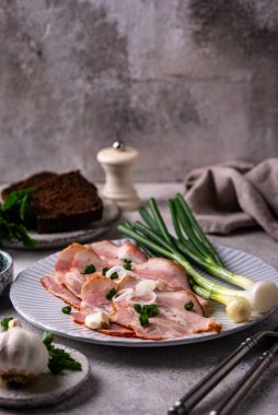 Dilimlenmiş domuz eti ya da yeşil soğanlı jambon.