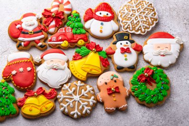 Noel Baba şeklinde buzlu ev yapımı zencefilli kurabiye.