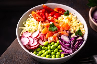 Sebze, somon ve kuskus ile dengeli beslenme çanağı.