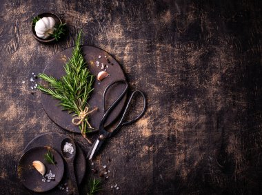 Biberiye, sarımsak, tuz ve biber. Mutfak arka planı.