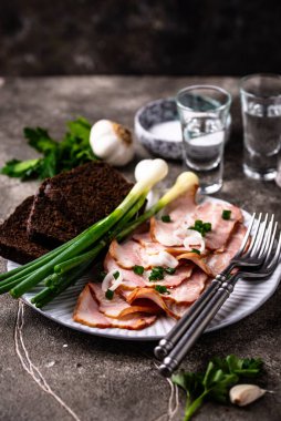 Dilimlenmiş domuz eti ya da yeşil soğanlı jambon.