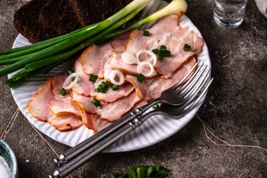 Dilimlenmiş domuz eti ya da yeşil soğanlı jambon.