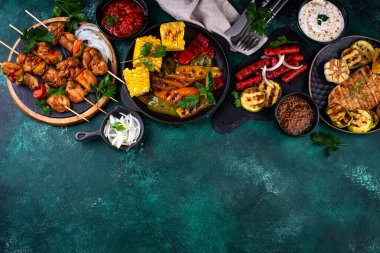 Çeşitli yaz ızgara bbq çeşitleri. Shashlik, ızgara sosis, sebze ve sos.