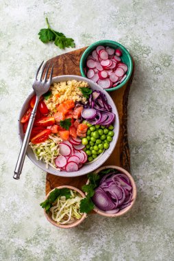 Sebze, somon ve kuskus ile dengeli beslenme çanağı.