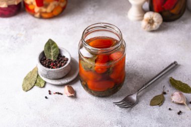 Kavanozda marine edilmiş ev yapımı domates turşusu. Mayalanmış yiyecek.