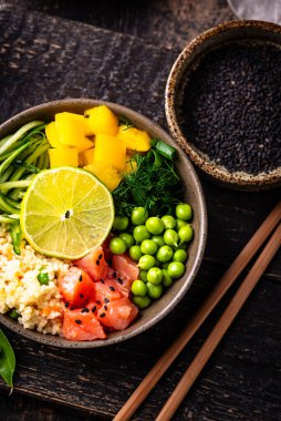 Som balığı ve sebzeli sağlıklı dengeli vejetaryen yemek kasesi.