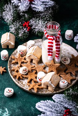 Noel kurabiyesi ve kardan adam şekerlemesi.