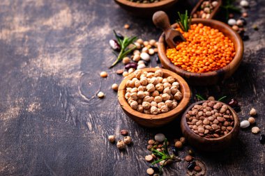 Çeşitli baklagillerin karışımı. Fasulye, mercimek, soya fasulyesi, bezelye ve nohut.