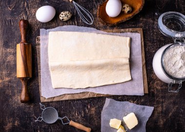 Çiğ donmuş puf böreği hamuru ve fırın malzemesi.