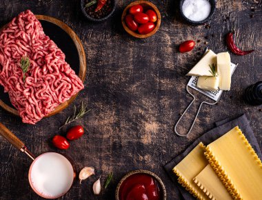 Domates ve beşamel soslu lazanya bolonez pişirmek için gerekli malzemeler.