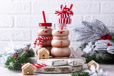 Sıcak çikolata ya da kardan adam şeklinde kakao.