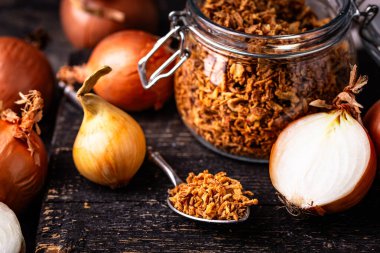 Koyu masada kıtır kıtır soğanlı kase.