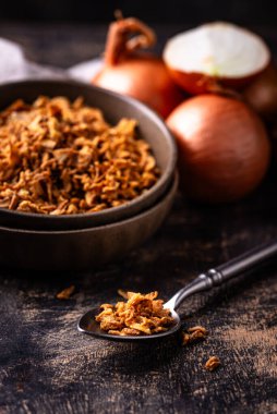 Koyu masada kıtır kıtır soğanlı kase.