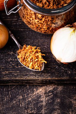 Koyu masada kıtır kıtır soğanlı kase.