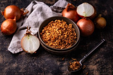 Koyu masada kıtır kıtır soğanlı kase.