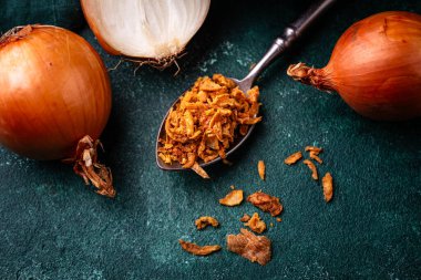 Koyu masada kıtır kıtır soğanlı kase.