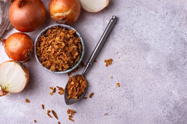 Koyu masada kıtır kıtır soğanlı kase.