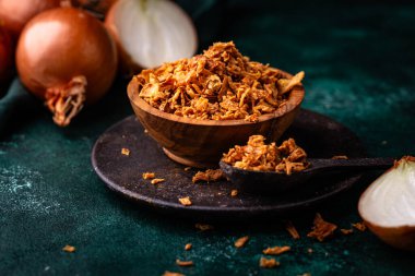 Koyu masada kıtır kıtır soğanlı kase.