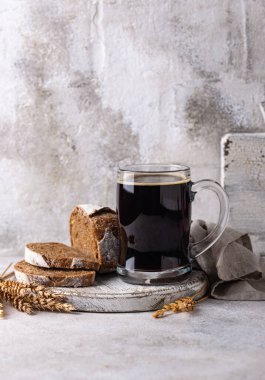 Bir bardak taze ekmek ve buğday filizi.