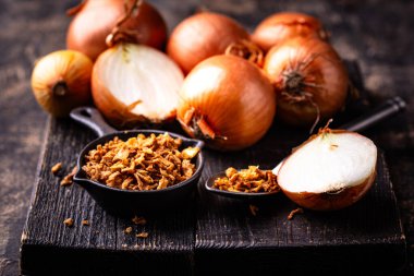 Koyu masada kıtır kıtır soğanlı kase.