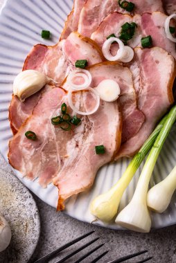 Dilimlenmiş domuz eti ya da yeşil soğanlı jambon.