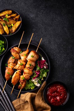 Kızarmış tavuk şiş sebzeli kebap.