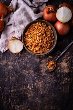 Koyu masada kıtır kıtır soğanlı kase.