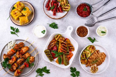 Çeşitli yaz ızgara bbq çeşitleri. Shashlik, ızgara sosis, sebze ve sos.
