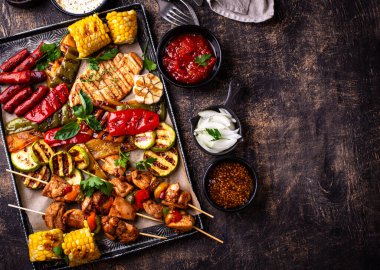 Çeşitli yaz ızgara bbq çeşitleri. Shashlik, ızgara sosis, sebze ve sos.