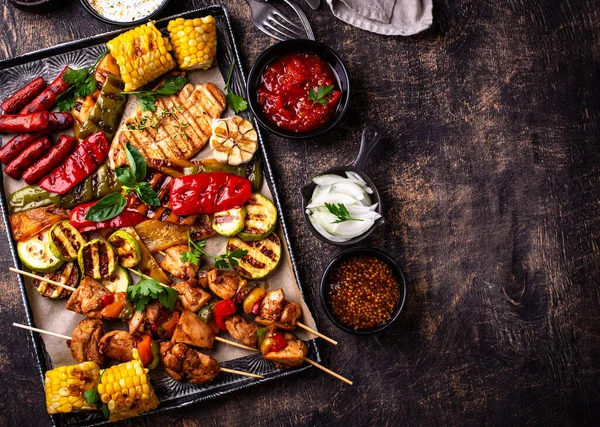 Çeşitli yaz ızgara bbq çeşitleri. Shashlik, ızgara sosis, sebze ve sos.