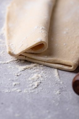 Çiğ donmuş puf böreği hamuru ve fırın malzemesi.