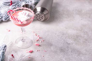 Noel içeceği, şeker kamışlı pembe naneli martini.