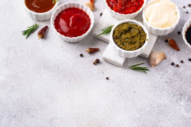 Farklı soslar seti. Ketçap, hardal, pesto, adjika