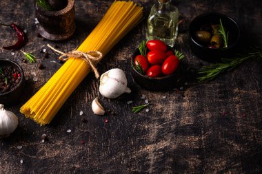 İtalyan yemek konsepti. Spagetti, domates, biberiye, sarımsak ve baharatlı.