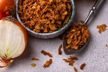 Koyu masada kıtır kıtır soğanlı kase.