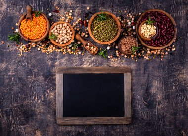 Çeşitli baklagillerin karışımı. Fasulye, mercimek, soya fasulyesi, bezelye ve nohut.