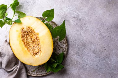 Taze taze olgun sulu dilimlenmiş kavun koyu arka planda