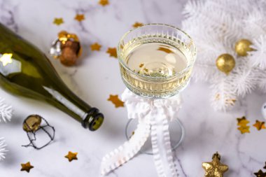 Şampanya kadehi ya da köpüklü şarap, geleneksel yeni yıl içkisi.