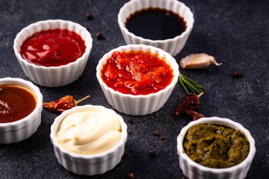 Farklı soslar seti. Ketçap, hardal, pesto, adjika