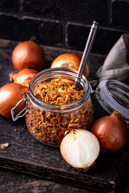 Koyu masada kıtır kıtır soğanlı kase.