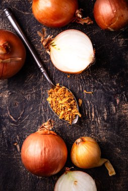 Koyu masada kıtır kıtır soğanlı kase.