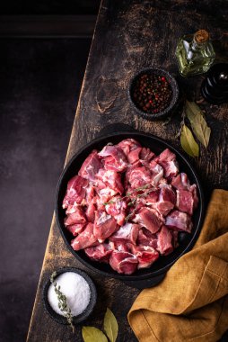 Çiğ et ve baharatlar pişirmeye hazır.