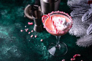 Noel içeceği, şeker kamışlı pembe naneli martini.