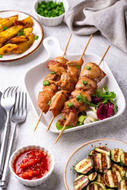 Kızarmış tavuk şiş sebzeli kebap.