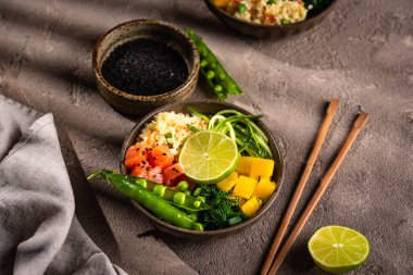 Som balığı ve sebzeli sağlıklı dengeli vejetaryen yemek kasesi.