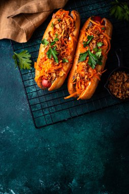 Geleneksel Amerikan sokak yemekleri sosisli ve vhavuç salatası.