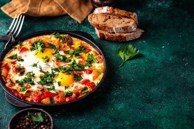 Yumurtalı Shakshuka, domates ve biberli. Geleneksel Yahudi kahvaltı yemeği